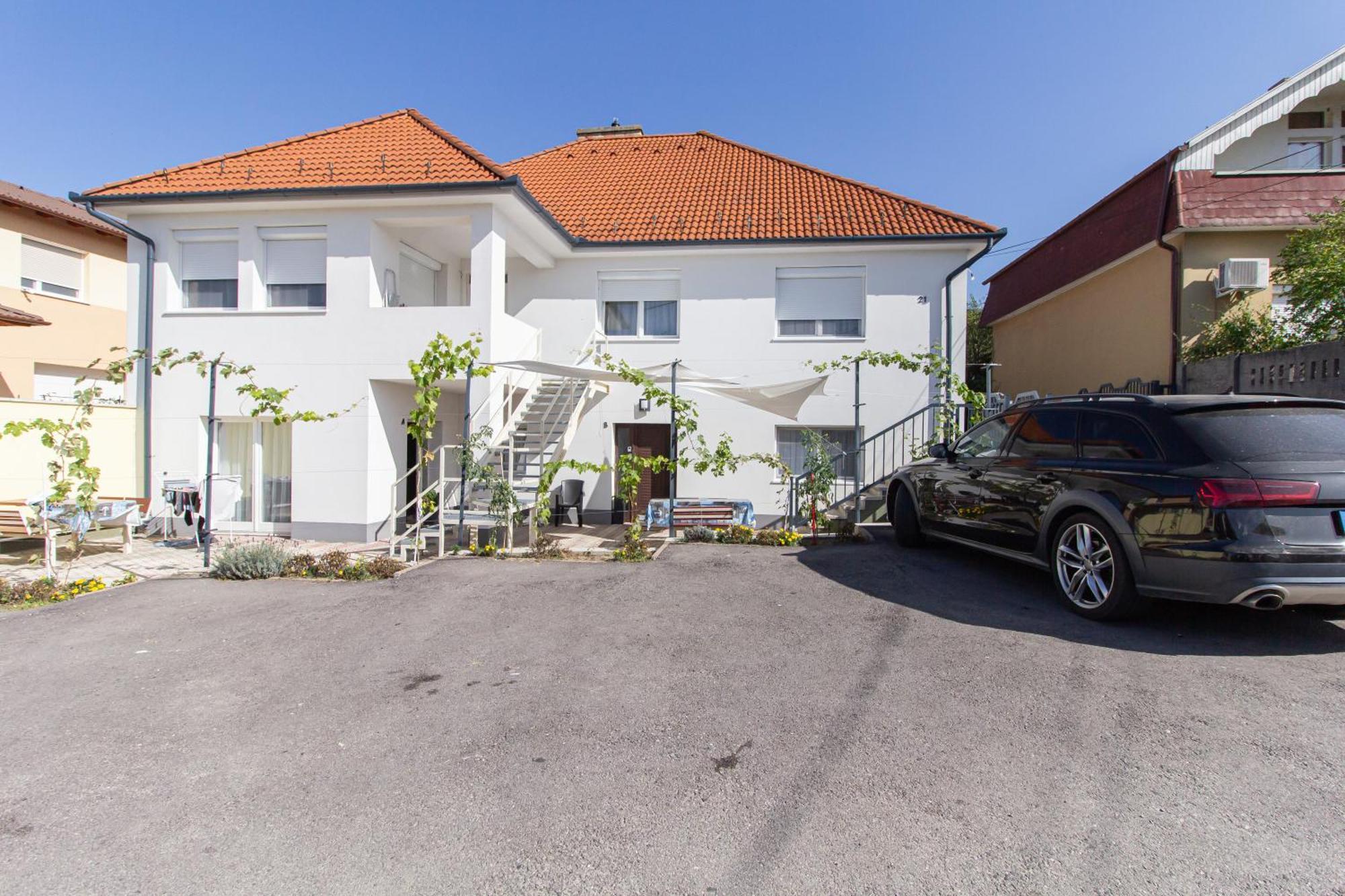 Deli Terasz C Free Parking, Self-check-in Anytime Gyor