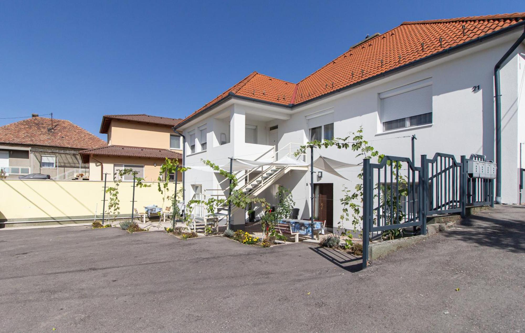 Apartment Deli Terasz C Free Parking, Self-check-in Anytime Gyor